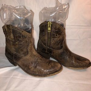 STEVE MADDEN RUSTIC LOW CALF BOOTS.  SIZE 9.  EUC